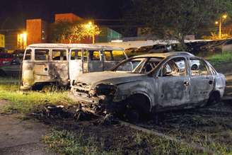 <p>Veículos foram incendiados em segundo ataque  ao distrito policial</p>