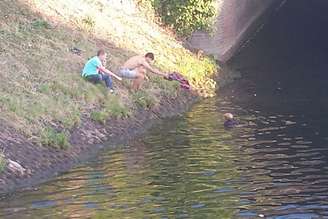 <p>A idosa foi parar no rio após cair de uma ponte no centro de Cardiff</p>