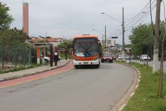 <p>Ônibus para distante da calçada por causa da ciclovia</p>