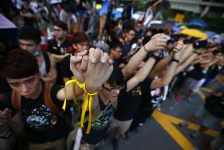 O clima era calmo entre a multidão de manifestantes, apesar de alguns apelos para tentar forçar o cordão de isolamento policial perto da praça Golden Bauhinia