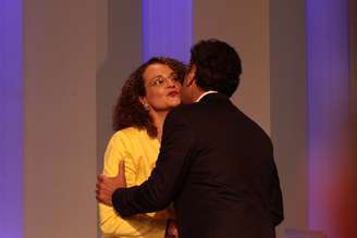 Luciana Genro e Aécio Neves se cumprimentam antes do início do debate