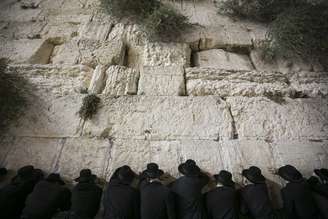 Judeus ortodoxos cumprem ritual e pedem perdão a Deus no Muro das Lamentações