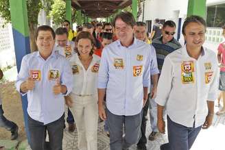 <p>Camilo Santana (à direita) concorre pelo PT ao governo do Ceará</p>