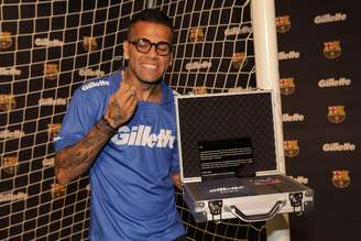 Daniel Alves vira garoto-propaganda de parceria do Barça