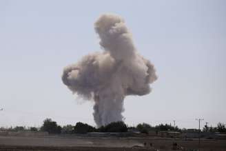 Bombardeios realizados pela coalizão na fronteira entre Turquia e Síria levantaram colunas de fumaças