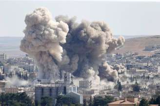 <p>Fumaça vista em Kobane após ataque aéreo de coalizão liderada pelos EUA</p>