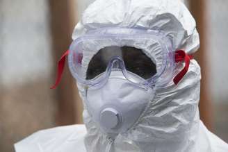<p>Agente de saúde com equipamento de proteção em clínica da África Ocidental, onde são tratados pacientes com ebola</p>