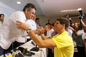 <p>Aécio Neves recebeu o apoio dos filhos de Eduardo Campos. Na foto, João Campos, filho mais velho do político pernambucano cumprimenta o tucano </p>