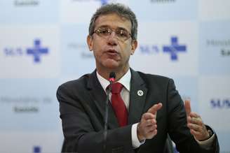 O ministro da Saúde, Arthur Chioro, classificou como "inaceitável que alguns brasileiros aproveitem esse momento para colocar sua raiva, seu ódio e suas manifestações racistas para fora"