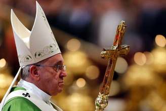 <p>Papa Francisco durante missa na Basílica de São Pedro, no Vaticano, no domingo</p>