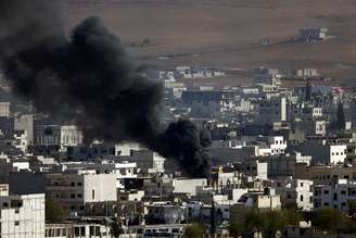 Fumaça é vista na cidade de Kobani, palco de confrontos entre curdos e jihadistas 
