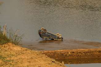 <p>Seca na represa Atibainha do Sistema Cantareira em Nazaré Paulista (SP), em 14 de outubro. Veículos estão sendo encontrados após o nível abaixar e retirados em uma operação da Polícia Civil e da Prefeitura local</p>