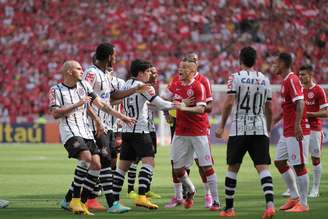 Jogadores de Corinthians e Internacional batem boca no Beira-Rio