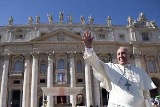 <p>O Papa Francisco acena para a multidão antes de beatificar Paulo VI, em 19 de outubro</p>