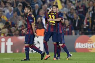 Neymar recebe o abraço do companheiro Messi em mais uma vitória do Barcelona na Champions