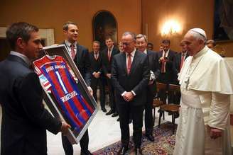 Camisa autografada do Bayern de Munique é entregue ao papa Francisco no Vaticano. 22/10/2014