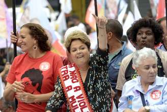 Dilma Rousseff fez campanha pelas ruas da cidade de Duque de Caxias (RJ), nesta quarta-feira (22)