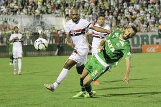 <p>São-paulino Edson Silva tenta parar ataque da Chapecoense em empate por 0 a 0 na Arena Condá.</p>