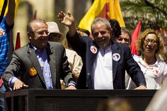 Lula participa de ato pela reeleição de Tarso Genro no centro histórido de Porto Alegre, em 22 de outubro