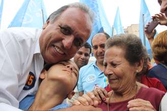 <p>Luiz Fernando Pezão durante campanha eleitoral no Rio de Janeiro</p>