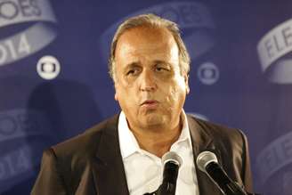 Candidato Luiz Fernando Pezão durante debate da TV Globo no Rio de Janeiro, no dia 23 de outubro