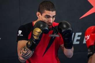 Lucas Mineiro volta ao octógono neste sábado, pelo UFC 179, quando encara o americano Darren Elkins, no Maracanãzinho, no Rio de Janeiro