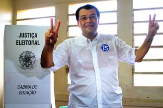 <p>Candidato ao governo do Amazonas, Eduardo Braga (PMDB) vota na Escola Marechal Hermes da Fonseca, em Manaus, neste domingo</p><p> </p>