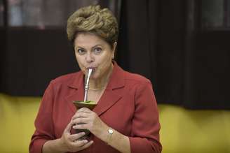 <p>Dilma tomou chimarrão após votar para o segundo turno neste domingo (26)</p>