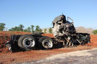 <p>Motorista da carreta tanque, Leandro Sanches Basalea, invadiu a faixa contrária e colidiu com a lateral direita do ônibus, que transportava professores e alunos</p>