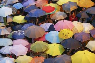 Manifestantes abriram seus guarda-chuvas, símbolo dos protestos em Hong Kong