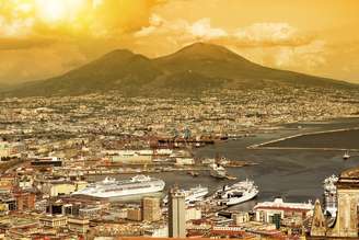 <p>Vista do monte Vesúvio é uma das atrações de Nápoles</p>