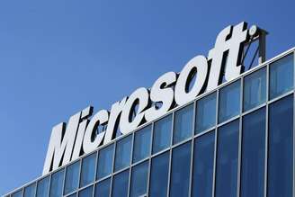 El logo de Microsoft visto en sus oficinas en Bucharest. Imagen de archivo, 20 marzo, 2013.  Microsoft Corp lanzó un dispositivo llamado "Microsoft Band" que permitirá a los usuarios vigilar su estado físico y su régimen de ejercicios, marcando el debut de la mayor compañía mundial de software en el mercado de las prendas tecnológicas.