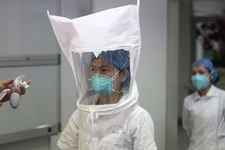 <p>Membro de equipe médica prova um traje de proteção para ebola em um hospital de Shenzen, na província de Guangdong, China</p>