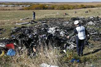 Equipe trabalha no local onde o voo MH17, da Malaysia Airlines, caiu, perto da aldeia de Hrabove (Grabovo) na região de Donetsk
