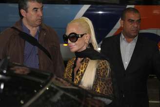 Donatella Versace aposta em rabo de cavalo com cabelo liso 
