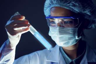 <p>Epidemia de ebola já afetou 13.567 pessoas e causou 4.951 mortes desde o início do ano</p>