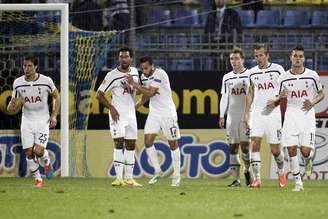 Jogadores do Tottenham comemoram gol de Townsend