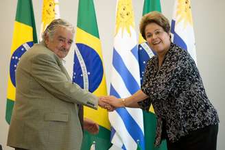 <p>José Mujica e Dilma Rousseff se cumprimentam antes de reunião nesta sexta-feira</p>