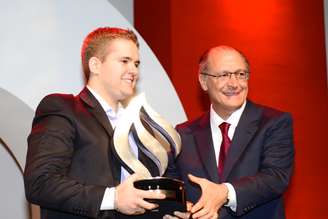 <p>Felipe Alcarde Rodrigues recebeu o troféu de empreendedorismo das mãos do governador Geraldo Alckmin</p>