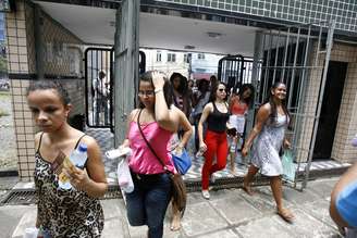 <p>Movimentação no Colégio Central de Salvador, BA, local de aplicação do Exame Nacional do Ensino Médio</p>