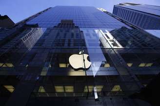 Logotipo da Apple aceso em uma loja da companhia em Sydney. 19/09/2014