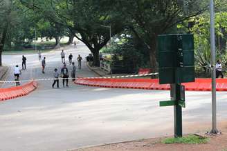 Área isolada por fitas próximo ao lago do Paque do Ibirapuera, zona sul de São Paulo (SP), nesta terça-feira (11), após o corpo de um homem ser encontrado na água