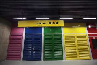 <p>Uma das novidades é aplicação de portas coloridas nos corredores da estação</p>