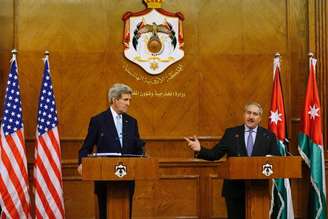 <p>O secretário de Estado norte-americano, John Kerry (esquerda), e o chanceler da Jordânia, Nasser Judeh, concedem entrevista coletiva em Amã</p>