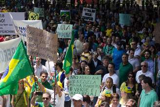 <p>Alguns cartazes na manifestação comparavam o Brasil à Venezuela</p>