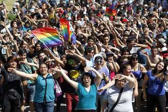 Membros da comunidade LGBT dançam durante a nona edição da Parada Gay em Santiago, Chile