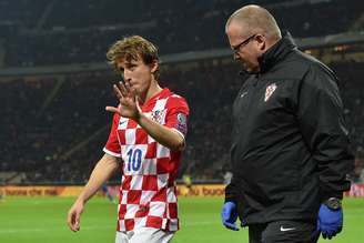 <p>Modric se lesionou em jogo pela Croácia</p>