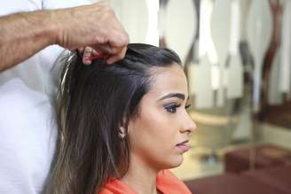 Divida o cabelo em zigue-zague com um pente fino