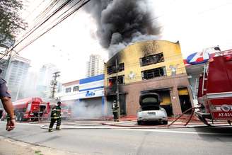 Chamas destruíram a loja de sapatos