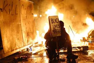 Manifestante participa de protesto contra a decisão da Justiça no caso de Ferguson de não indiciar um policial que matou a tiros um jovem negro, em Oakland, na Califórnia, Estados Unidos, nesta segunda-feira. 25/11/2014